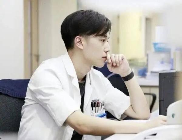 八大网红医生,八大医界明星的诊疗智慧与人气魅力