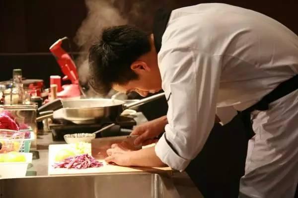 乡下做饭网红夫妻吵架,网红夫妻的农家生活冲突瞬间