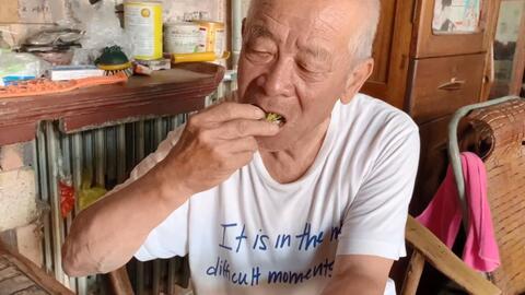 快手网红大爷吃东西吐,是巧合还是炒作？