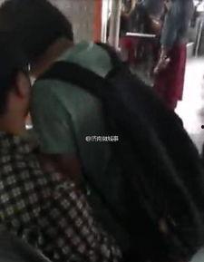 新闻头条公交车落水女子,紧急救援正在进行