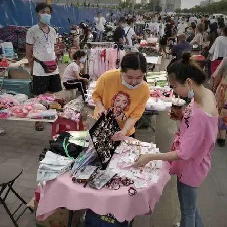 网红摆摊动图,街头经济新风尚