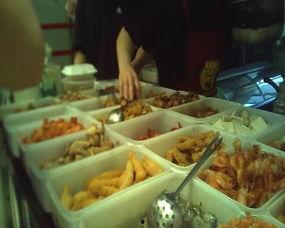 外卖小哥吃瓜不送外卖,耽误送餐引争议