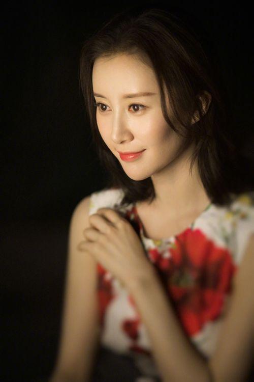 女明星舒畅沐浴,清新脱俗，尽显女神魅力