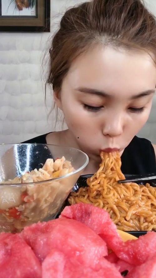 吃瓜能吃火鸡面,吃瓜也能吃出火鸡面的狂野风味