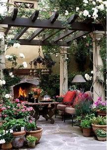 日式庭院写真吃瓜少女,瓜果飘香，少女悠然自得