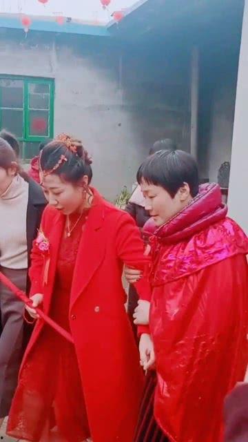 云南吃瓜新郎,吃瓜新郎成焦点，传统与现代完美融合